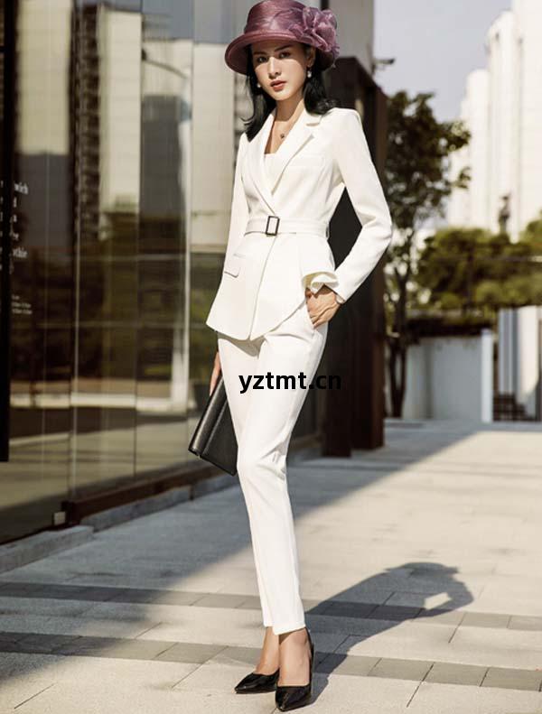 衣諾(nuo)佳(jia)白(bai)色(se)西(xi)服(fu)套(tao)裝